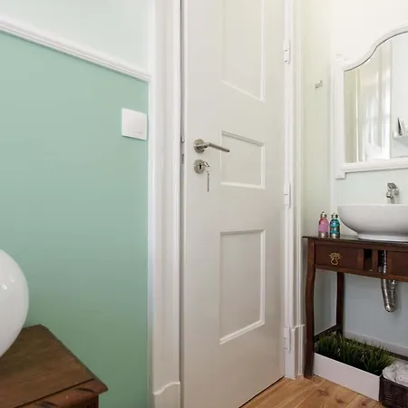 2 Bedroom Located Heart Of Apartment Lissabon