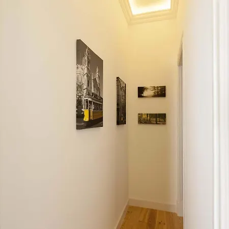 2 Bedroom Located Heart Of Lägenhet Lisboa